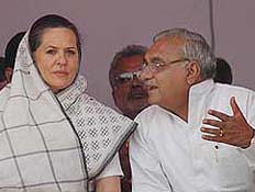 Haryana Chief Minister Bhupinder Singh Hooda has a word with Congress President Sonia Gandhi during a "Dhanyavad Rally" at Jind on Saturday. 
