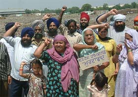 Residents of Guru Nanak Colony and Ishwar Nagar, near Bhagtanwala Grain Market, protest against the Municipal Corporation for dumping garbage in the area, in Amritsar