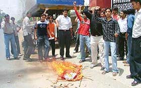 The ABVP unit of Ludhiana burnt the effigy of Mr Arjun Singh, Human Resource Minister