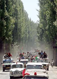 A motorcade of vehicles carrying Kashmiri leaders moves towards occupied Kashmir, in Pattan 27 km north of Srinagar