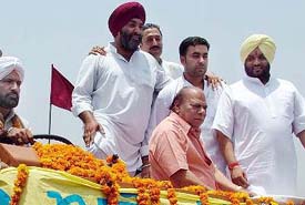 Ch Jagjit Singh (center), Minister of Local Bodies, inaugurates the first phase of the renovated Transport Nagar in Jalandhar on Saturday. Others present on the occasion included Mr Tejinder Bittu, Chairman, Improvement Trust and Mr Surinder Mahey, Mayor, Municipal Corporation.