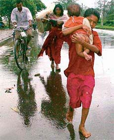 Roadside vendors rush to find a shelter as sudden showers lash Chandigarh