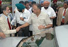 Punjab Governor-cum-UT Administrator, Gen SF Rodrigues (retd.), interacts with NASSCOM chief Kiran Karnik after attending the inaugural session of E-Revolution-2005 at Taj Chandigarh on Friday. Punjab Chief Minister Amarinder Singh is also seen in the picture.