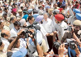 Mediapersons gherao the Punjab Chief Minister, Capt. Amarinder Singh, in protest against the arrest of Gautam Dheer at Chandigarh