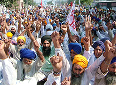 Activists of the Sanjha Kisan Manch block rail tracks in protest against the alleged anti-farmer policies of the government in Amritsar on Thursday. 