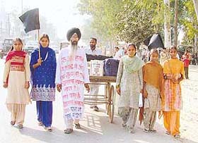 Mohinder Singh with members of his family in Ludhiana on way to Chandigarh for seeking justice