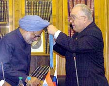 Rector of Moscow State University  Viktor Sadovnichy  awards Prime Minister Manmohan Singh with an Honorary Doctorate at MGU on Monday