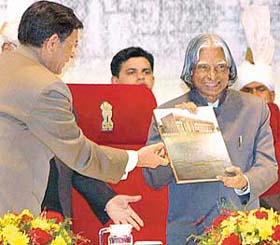 Chief Justice of India Y.K. Sabharwal presents a souvenir brought out on the golden jubilee of the Punjab and Haryana High Court to President A.P.J. Abdul Kalam in Chandigarh