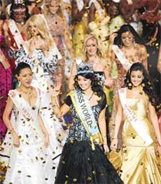 Miss Iceland Unnur Birna Vilhjalmsdottir waves after being crowned Miss World-2005 in Sanya on the Chinese island of Hainan
