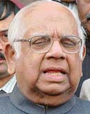 Lok Sabha Speaker Somnath Chatterjee talks to mediapersons on the questiongate scam. 