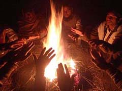 As the mercury drops below zero degree Celsius, rickshaw-pullers gather around a bonfire to save themselves from the biting cold in Amritsar