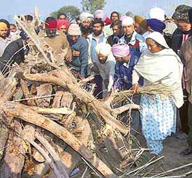 The mortal remains of Bishan Kaur were consigned to flames at 2.30 pm along the Sutlej river near Bunga Sahib village by her daughter Sawarn Kaur.