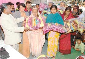 Mr Satya Pal Jain, former Chandigarh MP, donates blankets among the needy in the Industrial Area, Phase-I, Chandigarh, on Sunday.