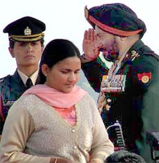 Army Chief Gen J.J. Singh salutes Asmita Kumar, widow of Major Lalit Kumar of Mahar Regiment who received the Sena Medal (posthumously) during the Army Day parade in New Delhi