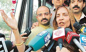 Pakistani singer Reshma sings her popular song "Lambi Judaai" as she alights from the first bus from Lahore at Amritsar on Friday.