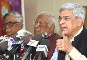 CPM General Secretary Prakash Karat (right) and  his CPI counterpart A B Bardhan at a press conference in New Delhi on Sunday.