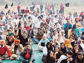 Members of the Kisan Hit Bachao Committee protest against PUDA's urban estate in Zirakpur at a rally