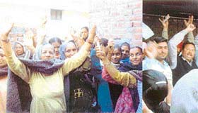 Residents of Amloh and nearby villages raise slogans in front of the PSEB SDO’s office in Amloh