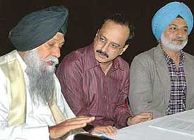 Capt Kanwaljit Singh, a former Finance Minister of Punjab, interacts with Mr Devinder Sharma, chairman of the Forum for Biotechnology and Food Security, during a seminar on “WTO ministerial in Hong Kong and after” at Panjab University in Chandigarh on Saturday