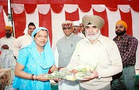 Ms Prabha Bhainsora welcomes the city Mayor, Mr Surinder Singh, on behalf of the Uttaranchal Mahila wing, Mauli Complex