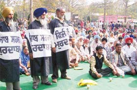 Sarpanches and panches protest against Vigilance action in Ludhiana