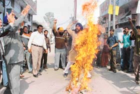 Agitators burn the effigy of Chief Minister Amarinder Singh in Ludhiana
