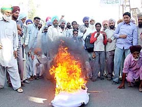 BKU (Ekta) activists burn an effigy of US President George W. Bush in Bathinda on Wednesday.