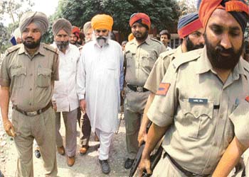 Wassan Singh Zaffarwal with cops after his “surrender”