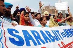 The wife of Pakistani prisoner Sarbjit Singh, Sukhpreet Kaur (third from right), accompanied by her daughter Poonam (second from left) and sister Dalbir Kaur (centre) along with villagers at a rally in Bhikhiwind, near Amritsar