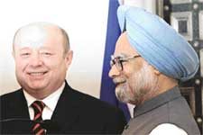 Russian Prime Minister Mikhail Fradkov smiles with his Indian counterpart Manmohan Singh after addressing a joint news conference in New Delhi on Friday