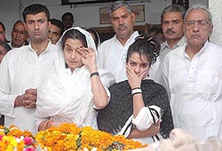 Kiran Choudhary, wife of late Surinder Singh, with daughter Shruti, Mr Ranbir Singh Mahendra and other relatives pay their last respects to former Haryana Chief Minister Bansi Lal at his residence in Bhiwani on Wednesday. 
