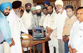Mr Jagdev Singh Jassowal and Mr Krishan Kumar Bawa at the launch of the website of Bairagi Mahamandal in Ludhiana