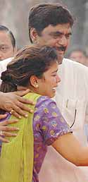 Slain BJP leader Pramod Mahajan’s brother-in-law Gopinath Munde consoles Mahajan’s daughter Poonam during the funeral of her father in Mumbai on Thursday.