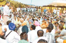 BJP men stage a dharna outside the Municipal Corporation office in Ludhiana