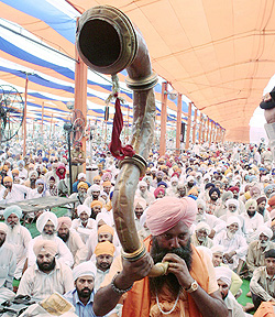 Traditional Narsinga is played as Chief Minister Amarinder Singh announces the formation of Tarn Taran as the 19th district of Punjab with Holy City status. 