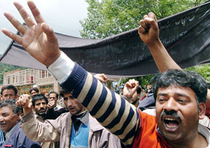 Tourism operators raise slogans during a protest at Tangmarg, near Gulmarg, on Friday.