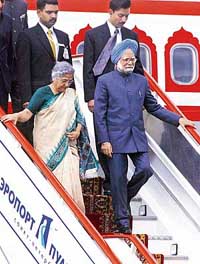 Prime Minister Manmohan Singh and his wife Gursharan Kaur arrive in St Petersburg's Pulkovo airport on Sunday to attend the G8 summit. 