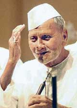 File photo of shehnai maestro Bismillah Khan acknowledging the audience during his jugalbandi concert at Balayogi Auditorium in Parliament House
