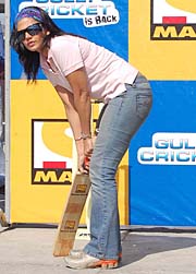 Mandira Bedi takes stance to show her skills during the ‘Gully Cricket’ match in Amritsar.