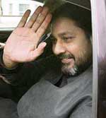 Inzamam-ul-Haq waves to the crowd as he leaves the Oval cricket ground in London