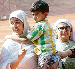 Tabasum, wife of Mohammed Afzal, with her son and mother-in-law, addresses the media outside Rashtrapati Bhavan after a meeting with President A.P.J. Abdul Kalam in New Delhi