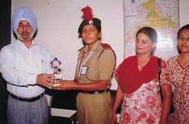 The Principal, Dr P.S.Tyagi, presents a memento to Miss Bhavna of Ramgarhia College, Phagwara