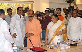 Union Health Minister Dr A. Ramadoss with the Health Ministers of Delhi, Rajasthan, Haryana and Uttar Pradesh at a meeting on dengue prevention and control at the Health Ministry in New Delhi