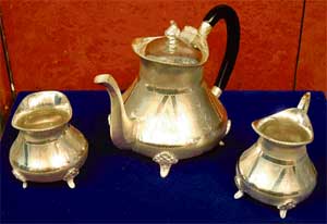 Silver is a metal that has always been the best for fashioning gifts. It has not the pomposity of gold and neither the rusticity of brass. Standing in the middle, it has been used since time immemorial to make the most exquisite gift items. This Diwali the bazaar is flooded with these silvery dreams