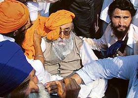 Shiromani Akali Dal (Amritsar) chief Simranjit Singh Mann with his supporters after a clash with activists of the Gurdaspur SAD jatha and the SGPC task force at Kathunangal on Wednesday.