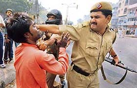 Policemen rough up a trader in New Delhi