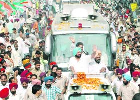 The Chief Minister, Capt Amarinder Singh and the PPCC President, Mr Shamsher Singh Dullo, wave at people on the Nangal-Ropar road during the first day of the Punjab Vikas Yatra