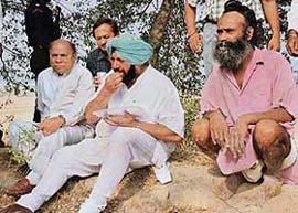 Captain Amarinder Singh has a meal at Sekhon village in Bathinda district during his ongoing Punjab Vikas Yatra