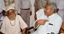 Dasharath Manjhi with Bihar Chief Minister Nitish Kumar