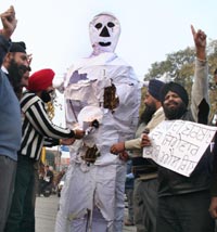Outburst against losers: Akali Dal workers burn in effigy Indian Hockey Federation chief K.P.S. Gill at Nehru Garden Chowk in Jalandhar on Monday
